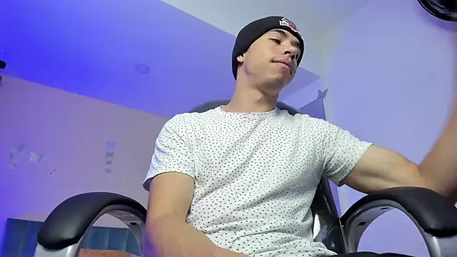 Snapshot of Muscle_Scott chatting on December 14, 2025, 2:11 pm Muscle Scott online show from December 14, 2025, 2:11 pm