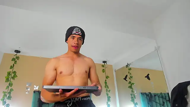 Snapshot of Muscle_Scott chatting on October 9, 2025, 12:28 pm Muscle Scott online show from October 9, 2025, 12:28 pm