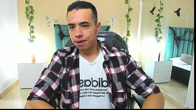 Snapshot of Muscle_Scott chatting on October 25, 2025, 12:28 pm Muscle Scott online show from October 25, 2025, 12:28 pm