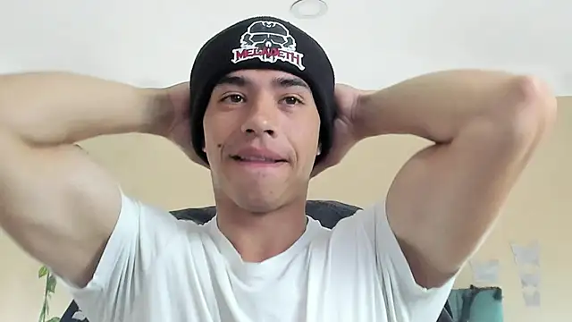 Snapshot of Muscle_Scott chatting on October 6, 2025, 12:17 pm Muscle Scott online show from October 6, 2025, 12:17 pm