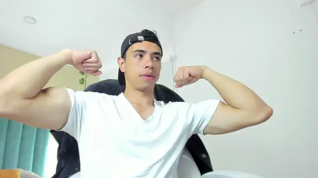 Snapshot of Muscle_Scott chatting on September 22, 2025, 12:11 pm Muscle Scott online show from September 22, 2025, 12:11 pm