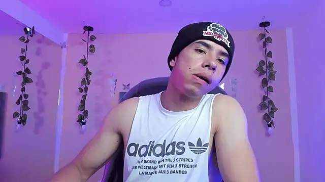 Snapshot of Muscle_Scott chatting on November 19, 2025, 12:49 pm Muscle Scott online show from November 19, 2025, 12:49 pm