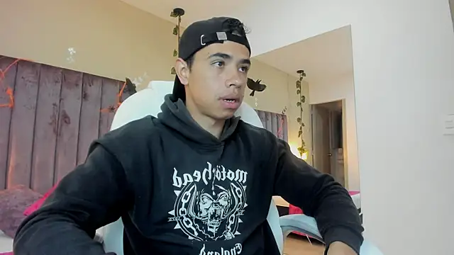 Snapshot of Muscle_Scott chatting on October 7, 2025, 12:17 pm Muscle Scott online show from October 7, 2025, 12:17 pm