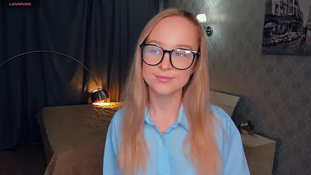 Snapshot of SoonMoor chatting on November 14, 2025, 6:11 pm SoonMoor online show from November 14, 2025, 6:11 pm