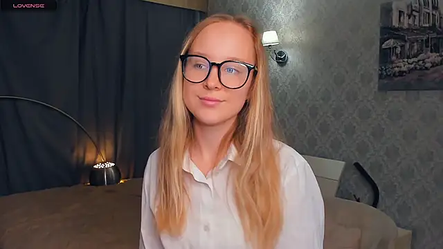 Snapshot of SoonMoor chatting on October 27, 2025, 7:04 pm SoonMoor online show from October 27, 2025, 7:04 pm