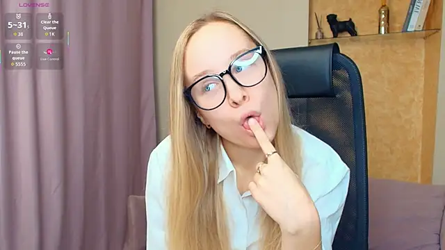 Snapshot of SoonMoor chatting on November 27, 2025, 7:25 pm SoonMoor online show from November 27, 2025, 7:25 pm