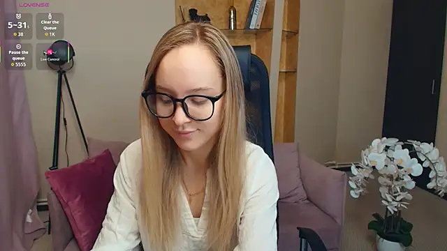 Snapshot of SoonMoor chatting on November 28, 2025, 7:03 pm SoonMoor online show from November 28, 2025, 7:03 pm