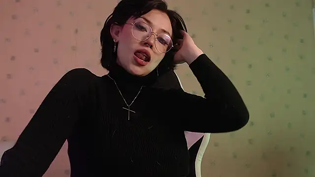 Snapshot of Ellyuwuw chatting on December 17, 2025, 12:04 am Ellyuwuw online show from December 17, 2025, 12:04 am