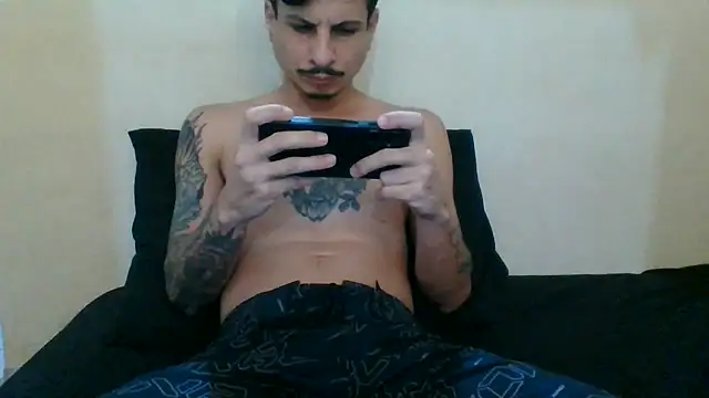 Snapshot of Skate012 chatting on July 15, 2026, 11:01 pm Skate012 online show from July 15, 2026, 11:01 pm