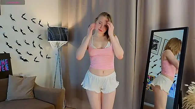 VinnieSerrano online show from November 12, 2025, 1:04 pm