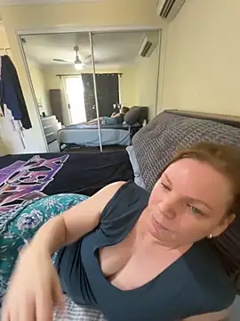 aussiepeaches online show from November 11, 2025, 1:55 am