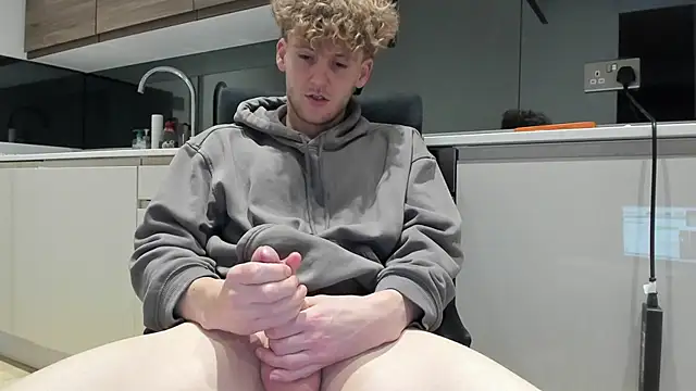 DominantAlex18 online show from November 18, 2025, 7:28 pm