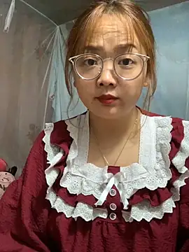 Snapshot of July-y chatting on October 18, 2025, 1:18 am July-y online show from October 18, 2025, 1:18 am