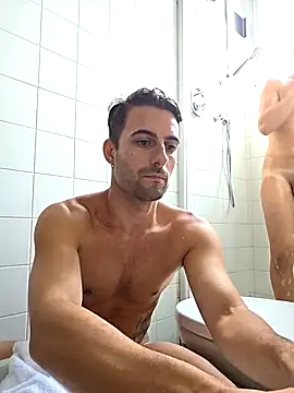 Amicisegreti online show from October 2, 2025, 1:25 pm