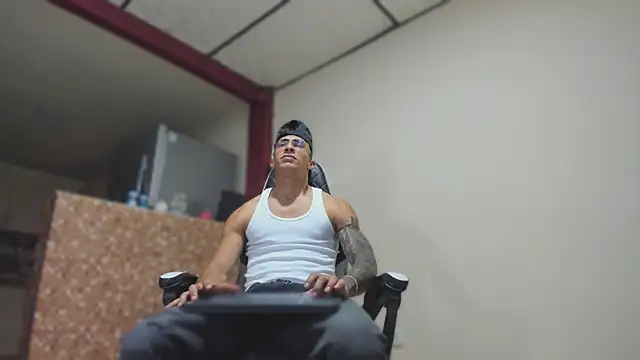 Snapshot of adrian_ray chatting on February 12, 2026, 12:54 am adrian ray online show from February 12, 2026, 12:54 am