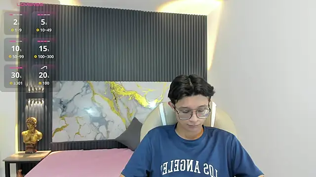 SantiagoRusso18 online show from November 6, 2025, 12:09 pm