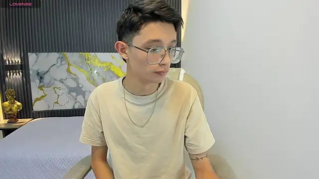 SantiagoRusso18 online show from September 14, 2025, 1:11 pm