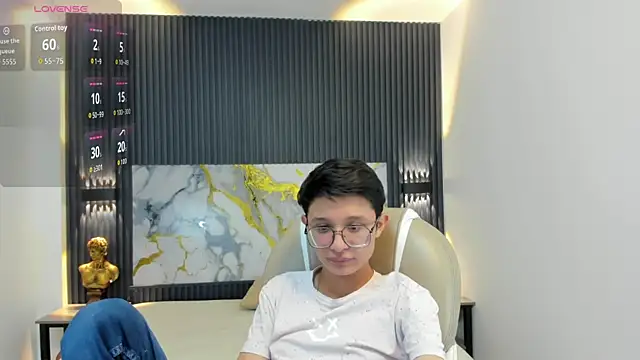 SantiagoRusso18 online show from October 17, 2025, 12:07 pm