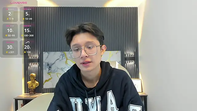 SantiagoRusso18 online show from October 20, 2025, 12:38 pm