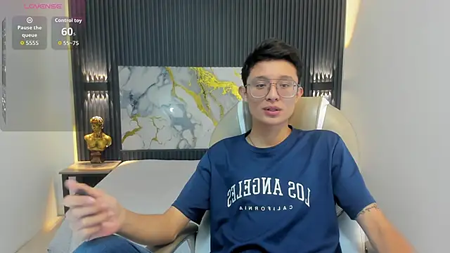 SantiagoRusso18 online show from October 8, 2025, 12:39 pm