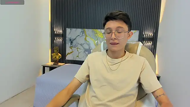 SantiagoRusso18 online show from September 19, 2025, 12:42 pm