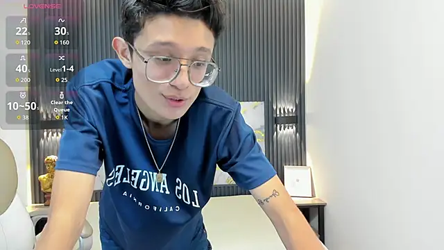 SantiagoRusso18 online show from October 12, 2025, 1:12 pm