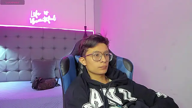 SantiagoRusso18 online show from February 24, 2026, 1:01 pm