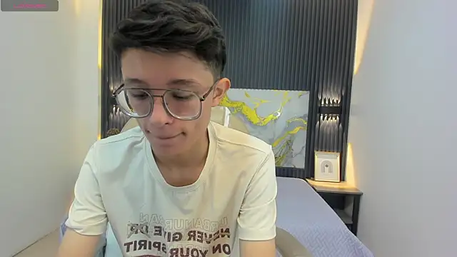 SantiagoRusso18 online show from September 9, 2025, 12:36 pm