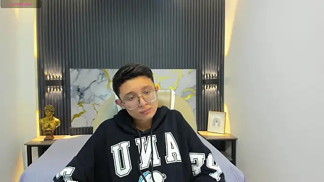 SantiagoRusso18 online show from September 22, 2025, 12:22 pm