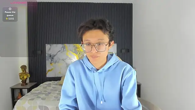 SantiagoRusso18 online show from December 4, 2025, 8:24 am