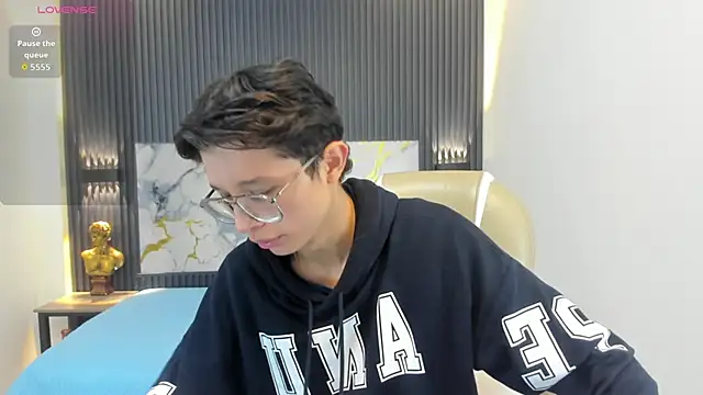 SantiagoRusso18 online show from October 22, 2025, 12:04 pm