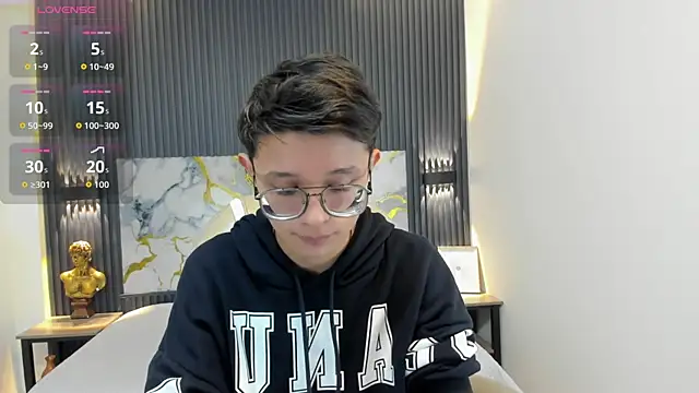 SantiagoRusso18 online show from October 9, 2025, 1:11 pm