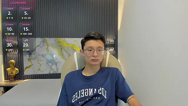 SantiagoRusso18 online show from October 5, 2025, 12:40 pm