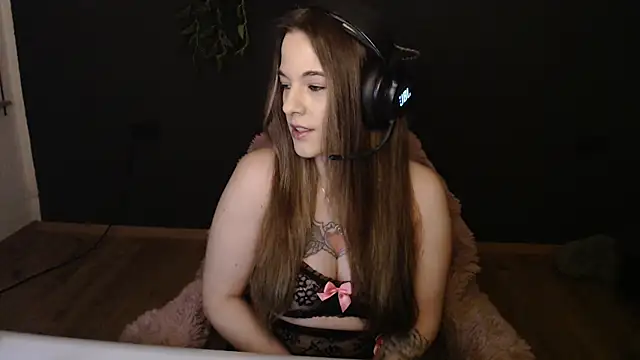 Snapshot of Luna_Lynn chatting on December 16, 2025, 4:55 pm Luna Lynn online show from December 16, 2025, 4:55 pm