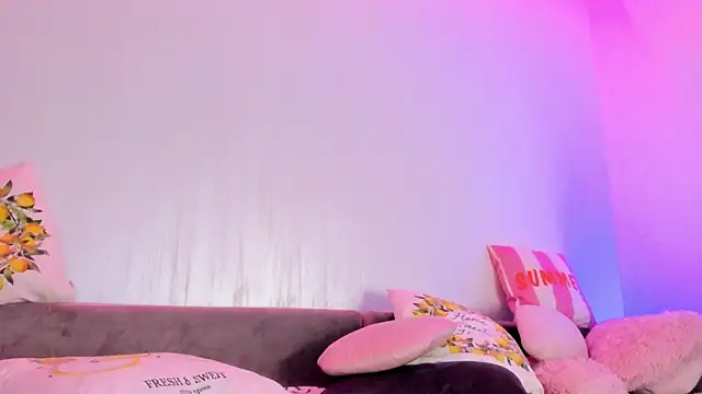 Snapshot of RileyNox chatting on January 7, 2026, 9:31 pm RileyNox online show from January 7, 2026, 9:31 pm