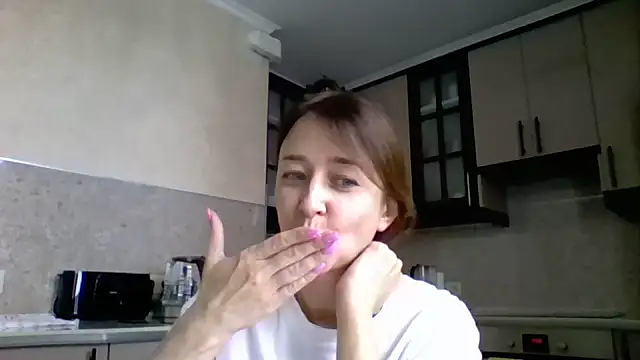Snapshot of Avenique chatting on October 14, 2025, 11:33 am Avenique online show from October 14, 2025, 11:33 am