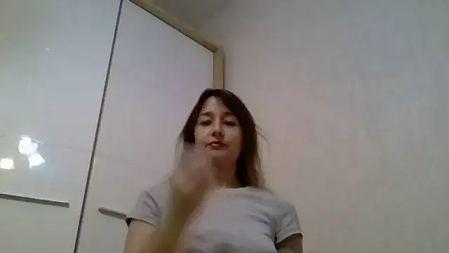 Snapshot of Avenique chatting on October 8, 2025, 3:57 pm Avenique online show from October 8, 2025, 3:57 pm