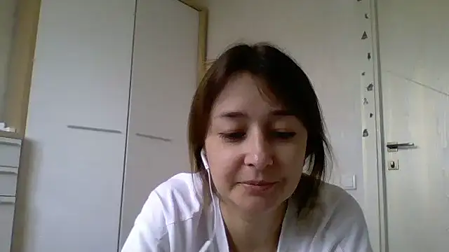 Snapshot of Avenique chatting on October 11, 2025, 11:44 am Avenique online show from October 11, 2025, 11:44 am