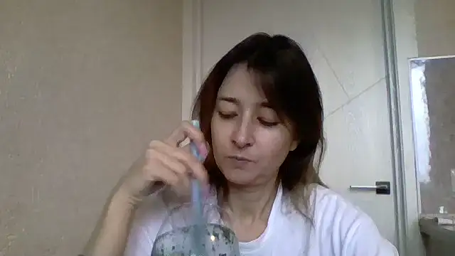 Snapshot of Avenique chatting on October 17, 2025, 9:56 am Avenique online show from October 17, 2025, 9:56 am