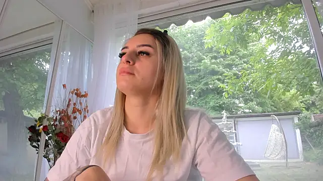 Snapshot of Ella_Vee chatting on May 20, 2026, 5:04 am Ella Vee online show from May 20, 2026, 5:04 am