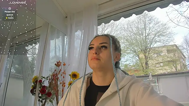 Ella Vee online show from April 10, 2026, 4:30 am