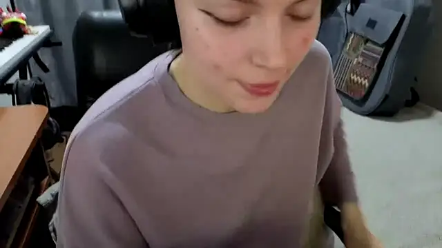 CutieAnny online show from April 15, 2026, 8:31 am