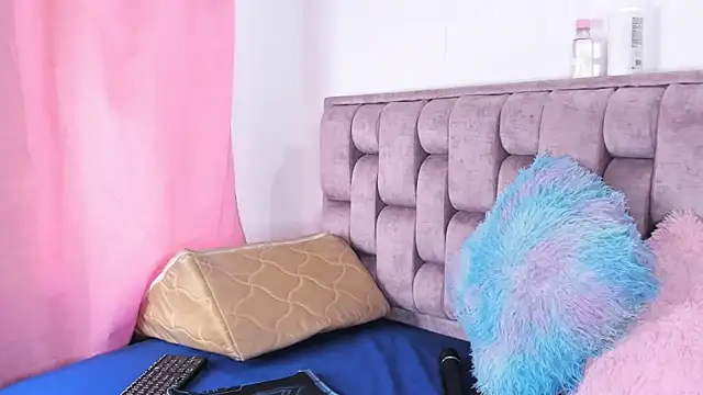 Snapshot of Alexa-Hunter chatting on November 7, 2025, 8:13 pm Alexa-Hunter online show from November 7, 2025, 8:13 pm