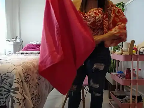 Manuela lara  online show from September 22, 2025, 1:17 pm