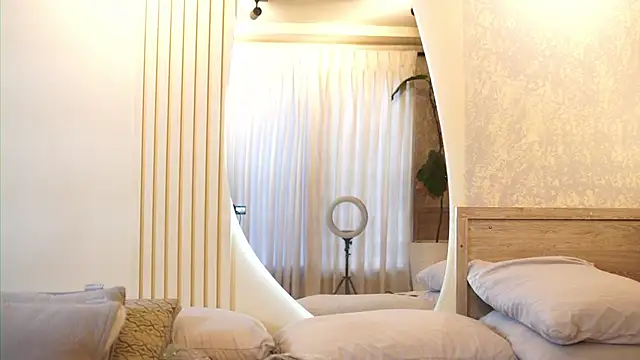 Tayler Kim online show from November 8, 2025, 7:28 pm