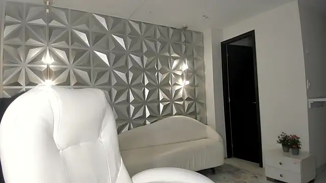 zoerouse  online show from December 3, 2025, 8:30 pm