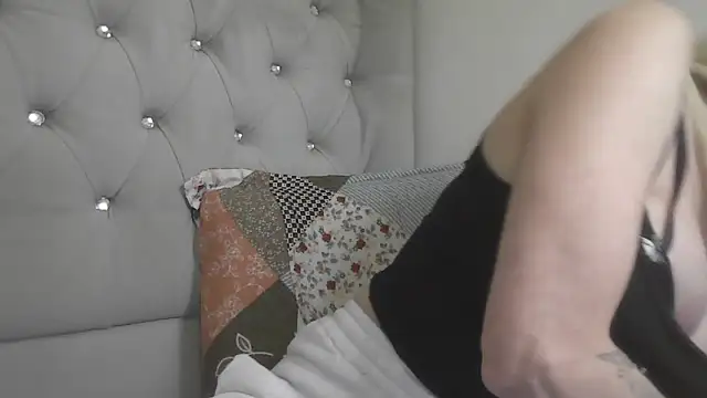 Snapshot of flirty_babe_x chatting on April 22, 2026, 7:20 pm flirty babe x online show from April 22, 2026, 7:20 pm