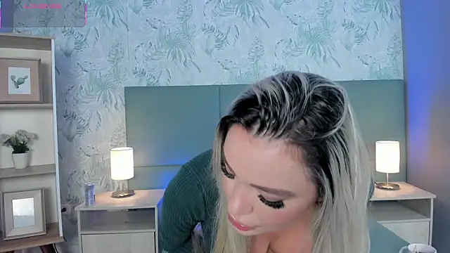 Snapshot of milaowens chatting on December 15, 2025, 12:11 pm milaowens online show from December 15, 2025, 12:11 pm