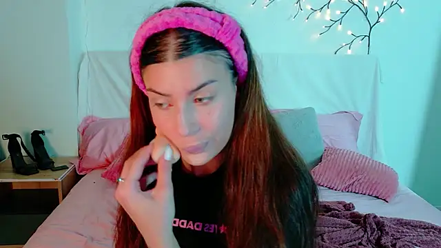 Snapshot of Bella_Davis_love chatting on December 4, 2025, 1:04 am Bella Davis love online show from December 4, 2025, 1:04 am