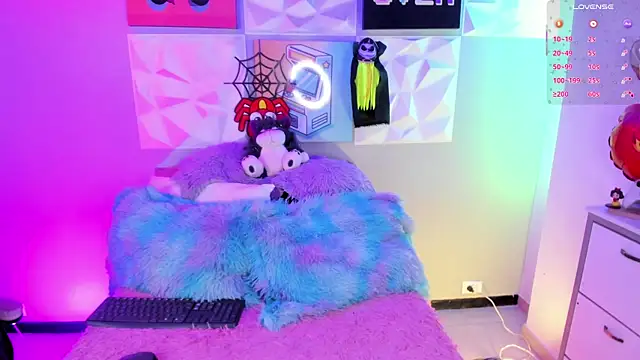 LindaWz  online show from October 28, 2025, 4:02 am